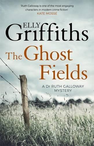 The Ghost Fields: The Dr Ruth Galloway Mysteries 7