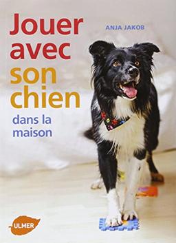 Jouer avec son chien dans la maison