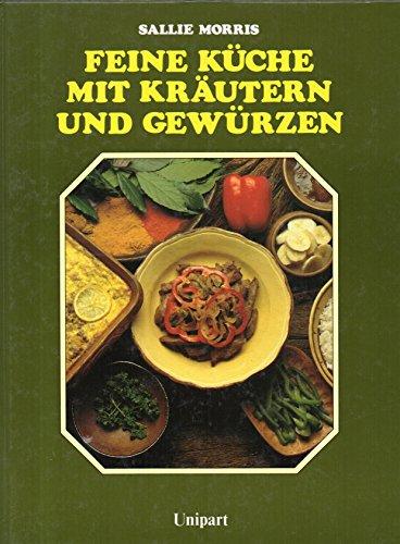 Feine Küche mit Kräutern und Gewürzen.