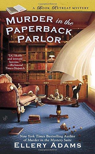 Murder in the Paperback Parlor (A Book Retreat Mystery, Band 2)