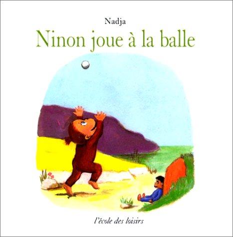 Ninon joue à la balle