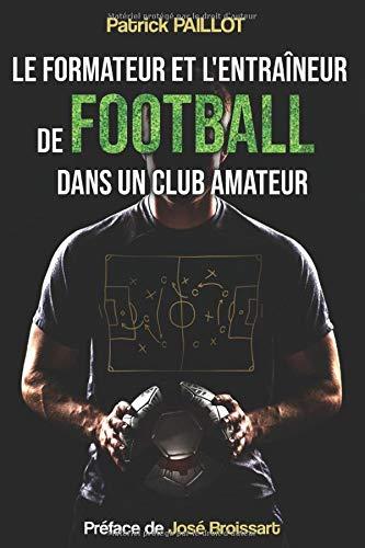 Le formateur et l'entraîneur de football dans un club amateur