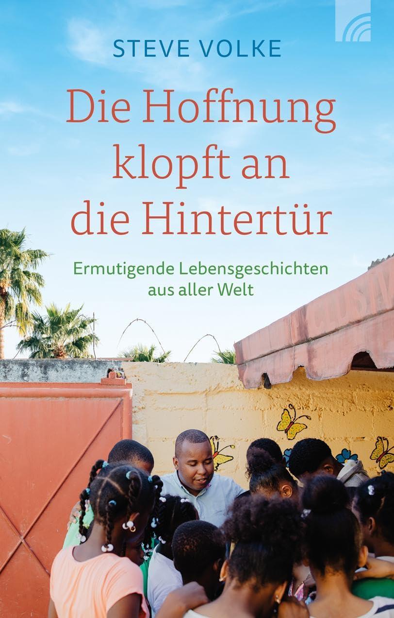 Die Hoffnung klopft an die Hintertür: Ermutigende Lebensgeschichten aus aller Welt. Berichte von Menschen, die aufgewachsen in schwierigen ... konnten - echte Hoffnungsgeschichten.