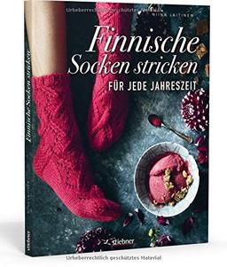 Finnische Socken stricken für jede Jahreszeit. Von dünnen Strümpfen bis Wintersocken: Sockenmode im skandinavischen Design. Kreative Strickmuster für Strickanfänger und Fortgeschrittene.