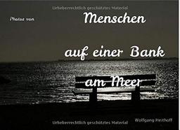 Menschen auf einer Bank am Meer