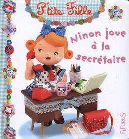 Ninon joue à la secrétaire