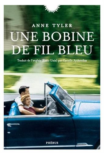 Une bobine de fil bleu