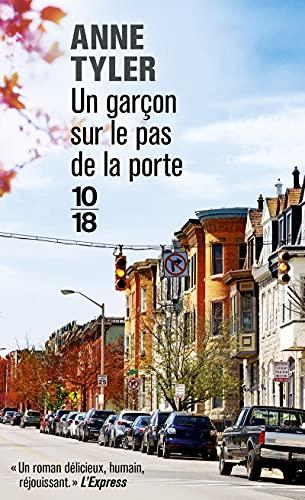 Un garçon sur le pas de la porte