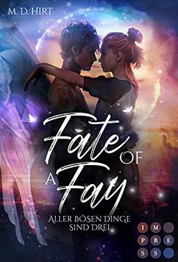 Fate of a Fay. Aller bösen Dinge sind drei: Knisternde New Adult Romantasy | Trashfilm-Drehbuchautorin trifft auf tätowierten Mottenfeenrich