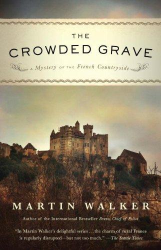 The Crowded Grave: A Mystery of the French Countryside (Vintage)