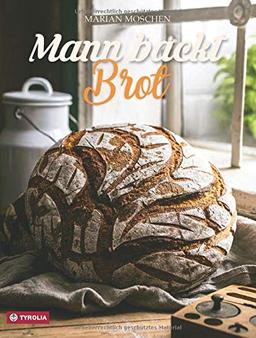 Mann backt Brot