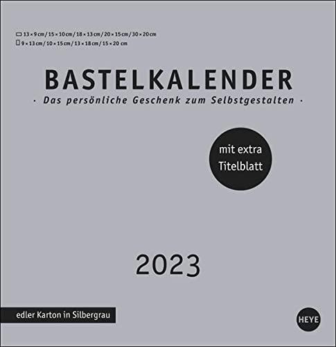 Bastelkalender 2023 Premium silbergrau groß - edler Karton in Silbergrau - Fotokalender mit extra Titelblatt zum Selbstgestalten und Monatskalendarium - Format 32 x 33 cm