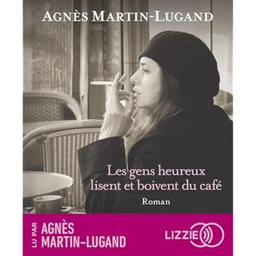 Les gens heureux lisent et boivent du café