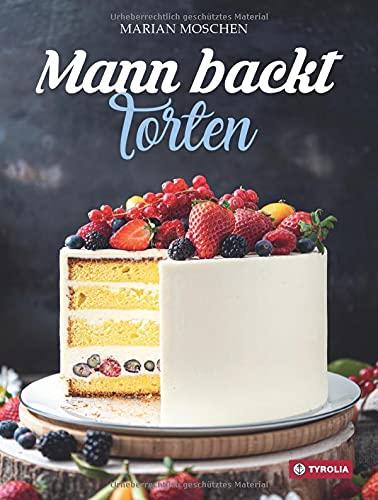 Mann backt Torten